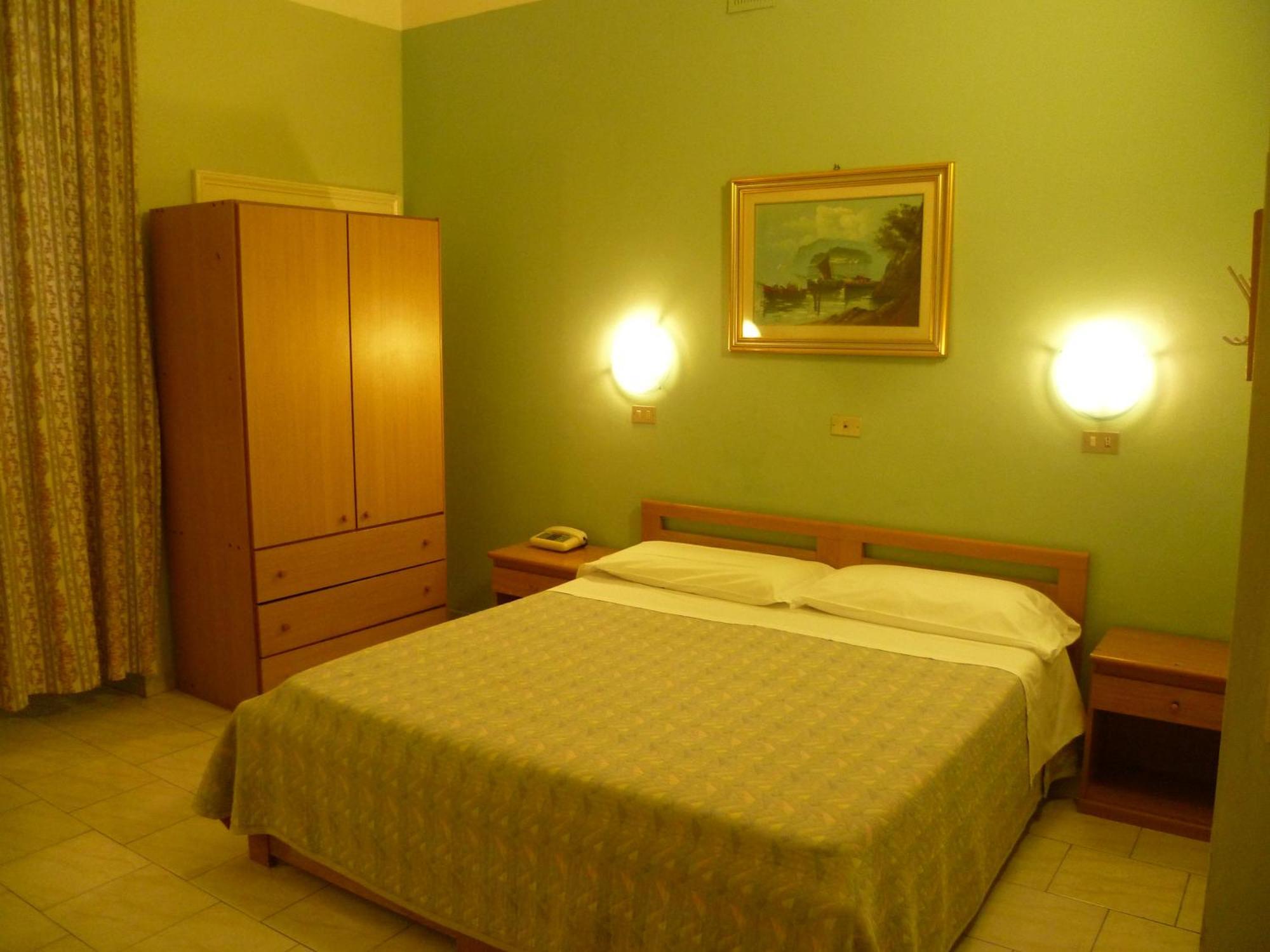 Hotel Pensione Romeo Bari Exterior photo