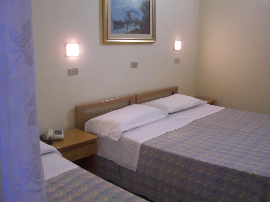 Hotel Pensione Romeo Bari Room photo
