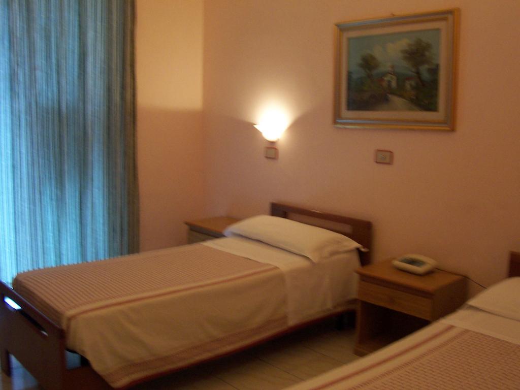Hotel Pensione Romeo Bari Room photo