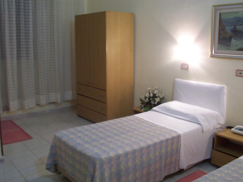 Hotel Pensione Romeo Bari Room photo