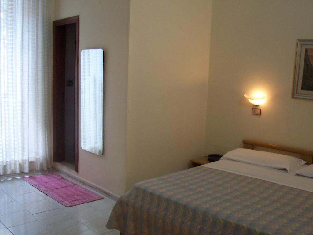 Hotel Pensione Romeo Bari Exterior photo